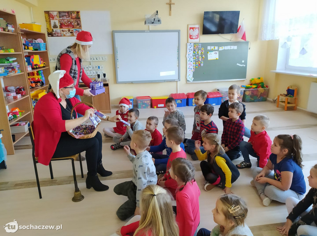 Wójt gminy Młodzieszyn z mikołajkowymi prezentami dla najmłodszych