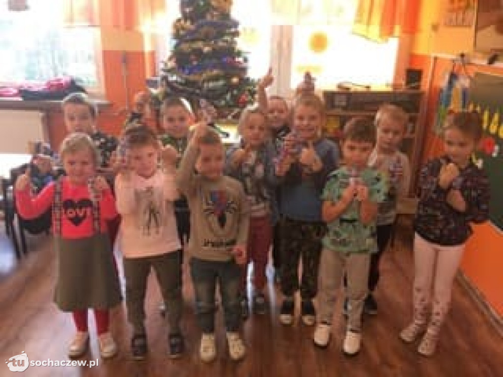 Wójt gminy Młodzieszyn z mikołajkowymi prezentami dla najmłodszych