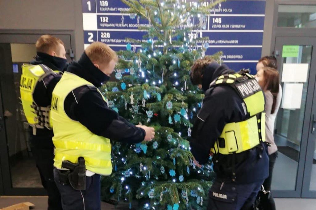 Odblaskowa choinka w komendzie policji