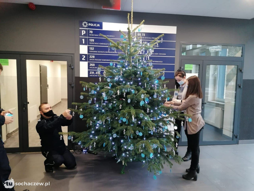 Odblaskowa choinka w komendzie policji