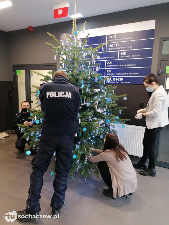 Odblaskowa choinka w komendzie policji