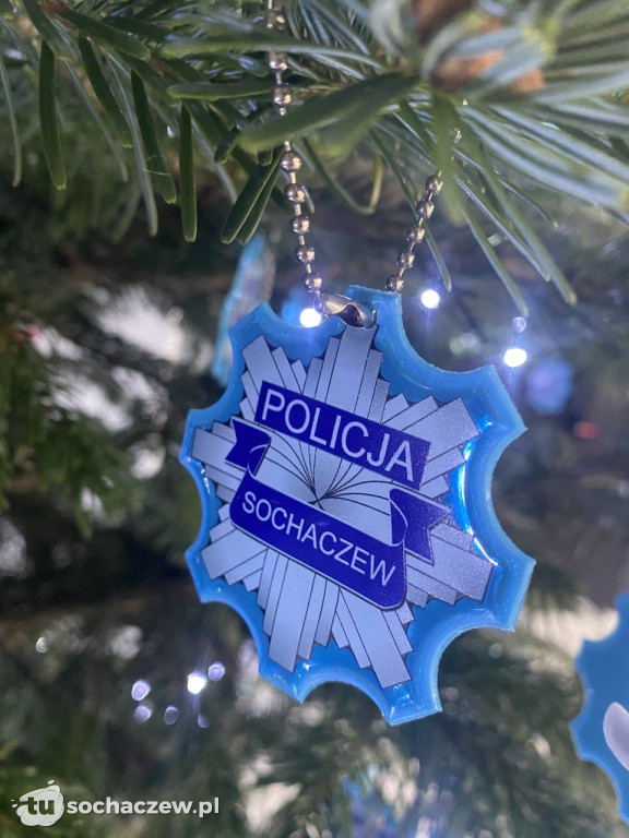 Odblaskowa choinka w komendzie policji