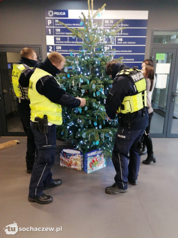 Odblaskowa choinka w komendzie policji