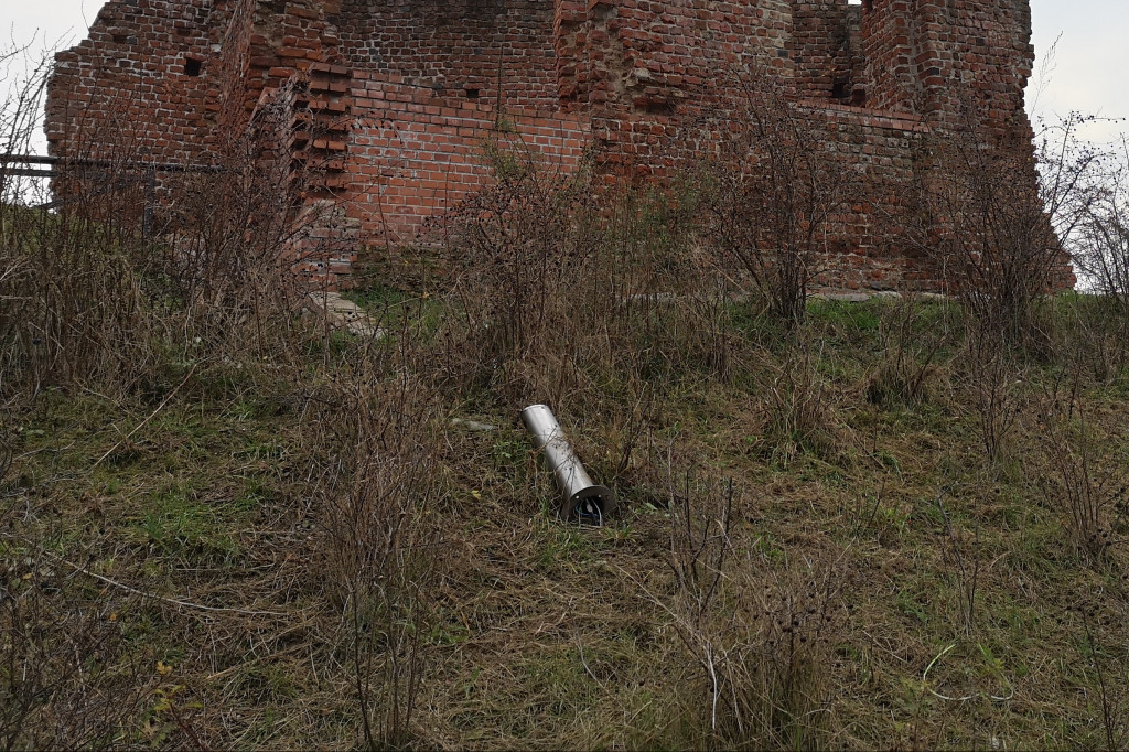 Zniszczone oświetlenie na wzgórzu zamkowym