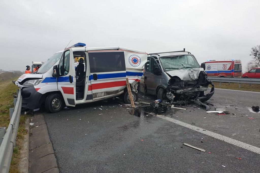 Zderzenie karetki z samochodem dostawczym na A2. 4 osoby poszkodowane