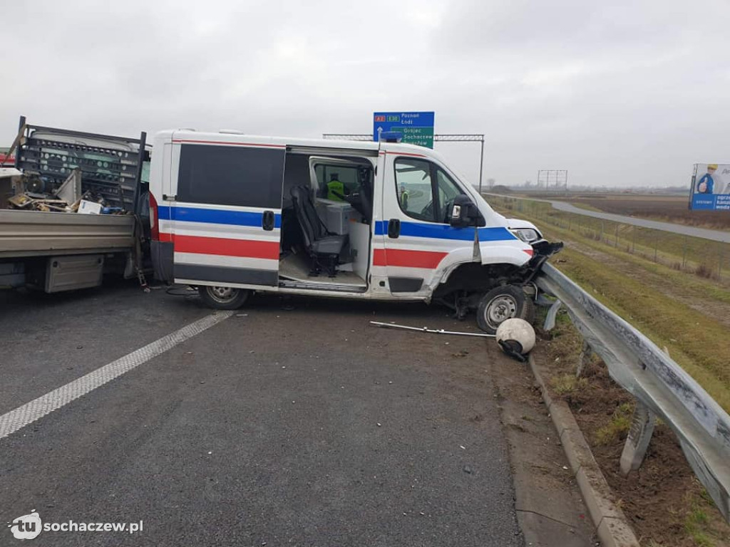 Zderzenie karetki z samochodem dostawczym na A2. 4 osoby poszkodowane