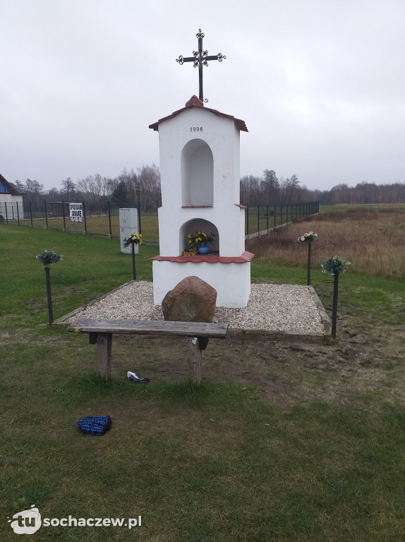 Brochów - Kolonia nieznani sprawcy zdewastowali kapliczkę
