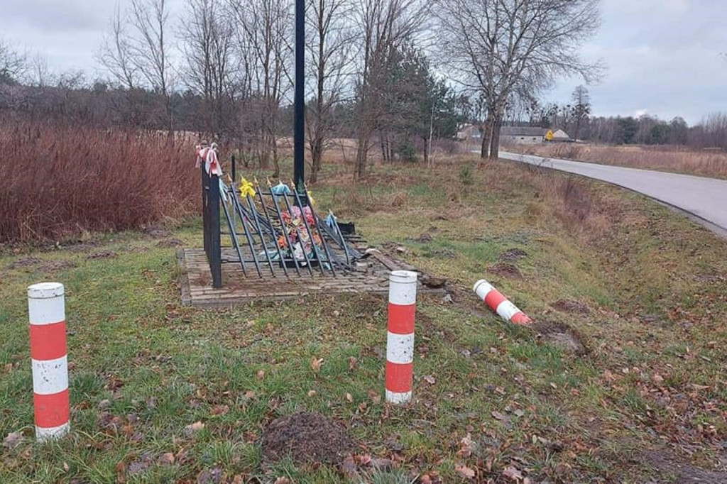 Gmina Brochów. Przydrożny krzyż rozjechany