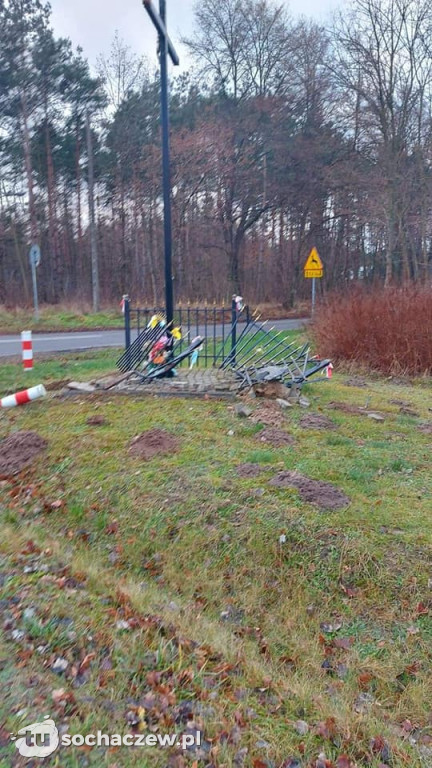 Gmina Brochów. Przydrożny krzyż rozjechany