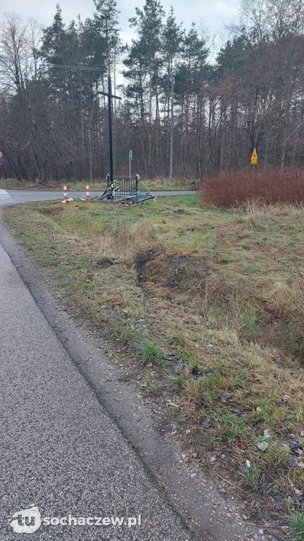 Gmina Brochów. Przydrożny krzyż rozjechany