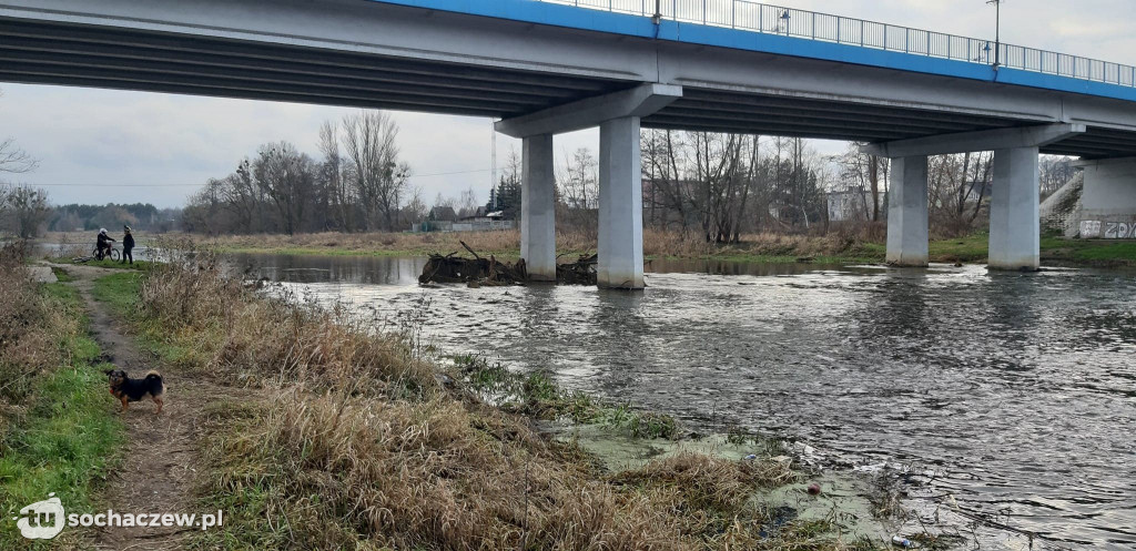 Zagrożenie pod mostem w Sochaczewie