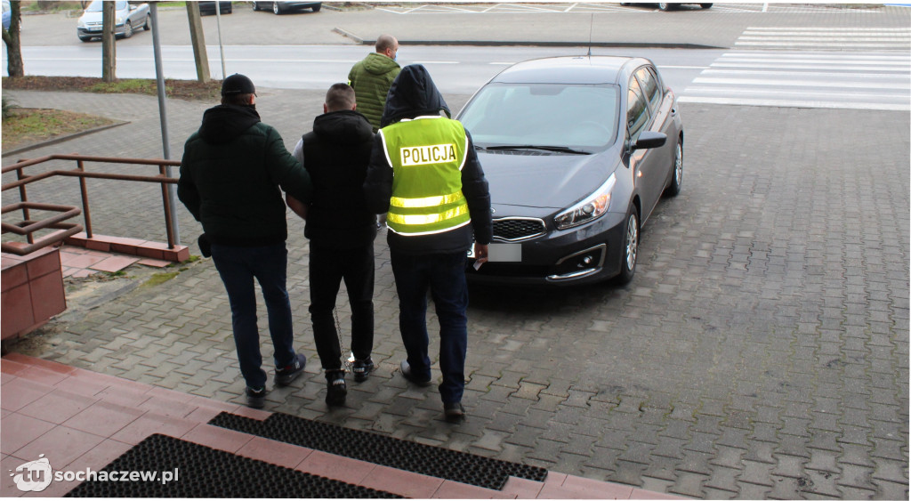 Dusił 74-latkę przedłużaczem i zażądał pieniędzy. Kobieta trafiła do szpitala
