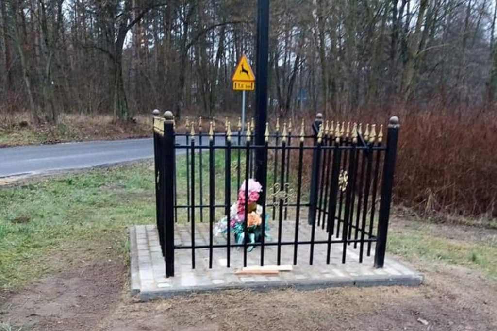 Gmina Brochów: przydrożny krzyż naprawiony