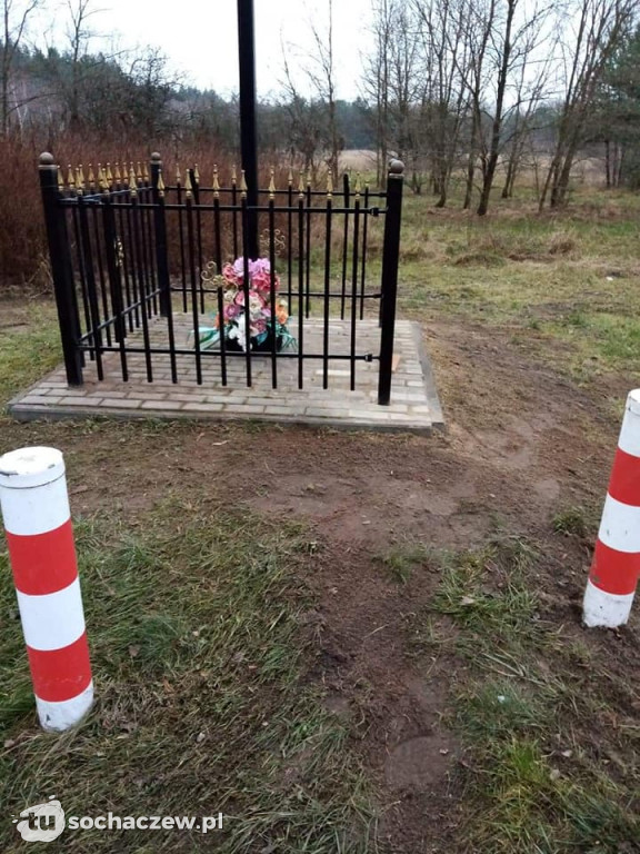 Gmina Brochów: przydrożny krzyż naprawiony