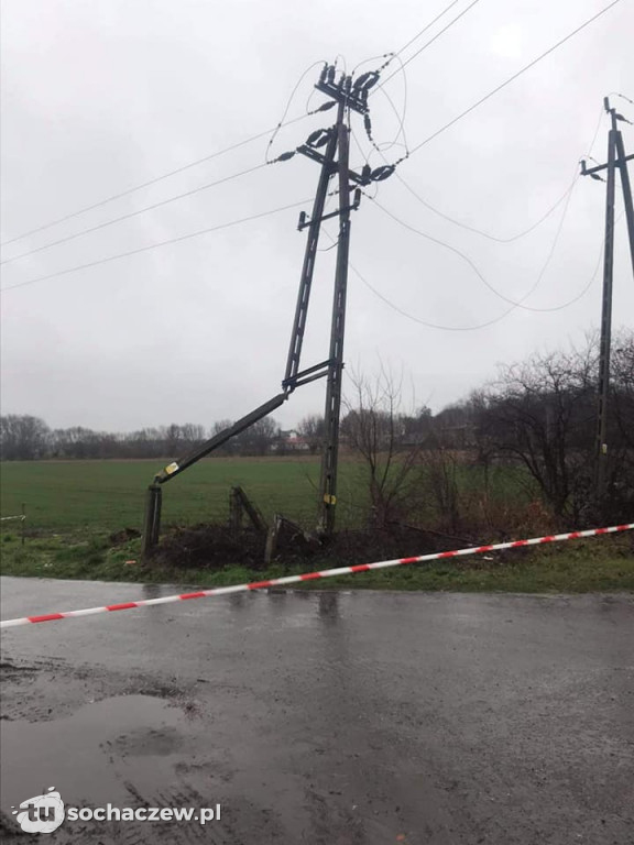 Szymanów. Ciężarówka uderzyła w słup energetyczny