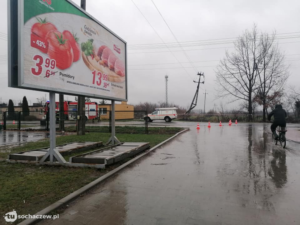 Szymanów. Ciężarówka uderzyła w słup energetyczny
