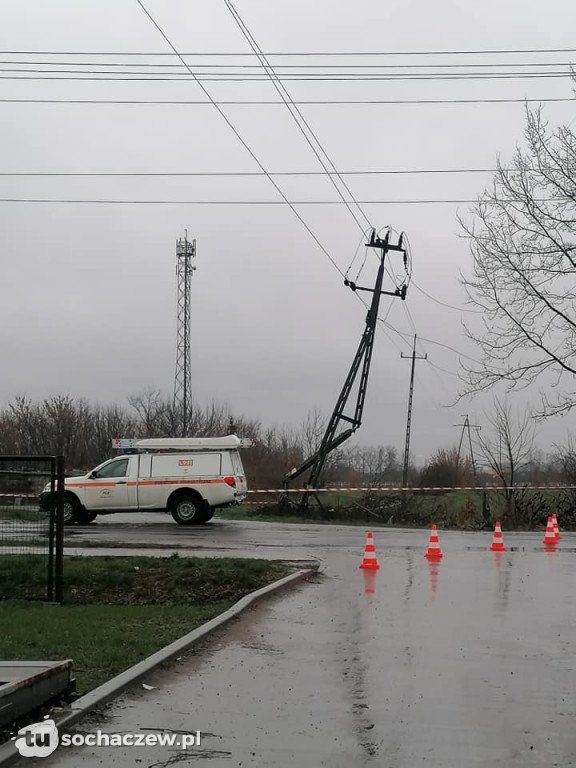 Szymanów. Ciężarówka uderzyła w słup energetyczny