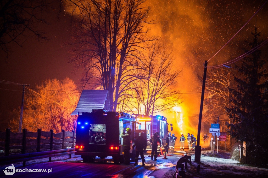Spłonął drewniany młyn wodny nad Rawką