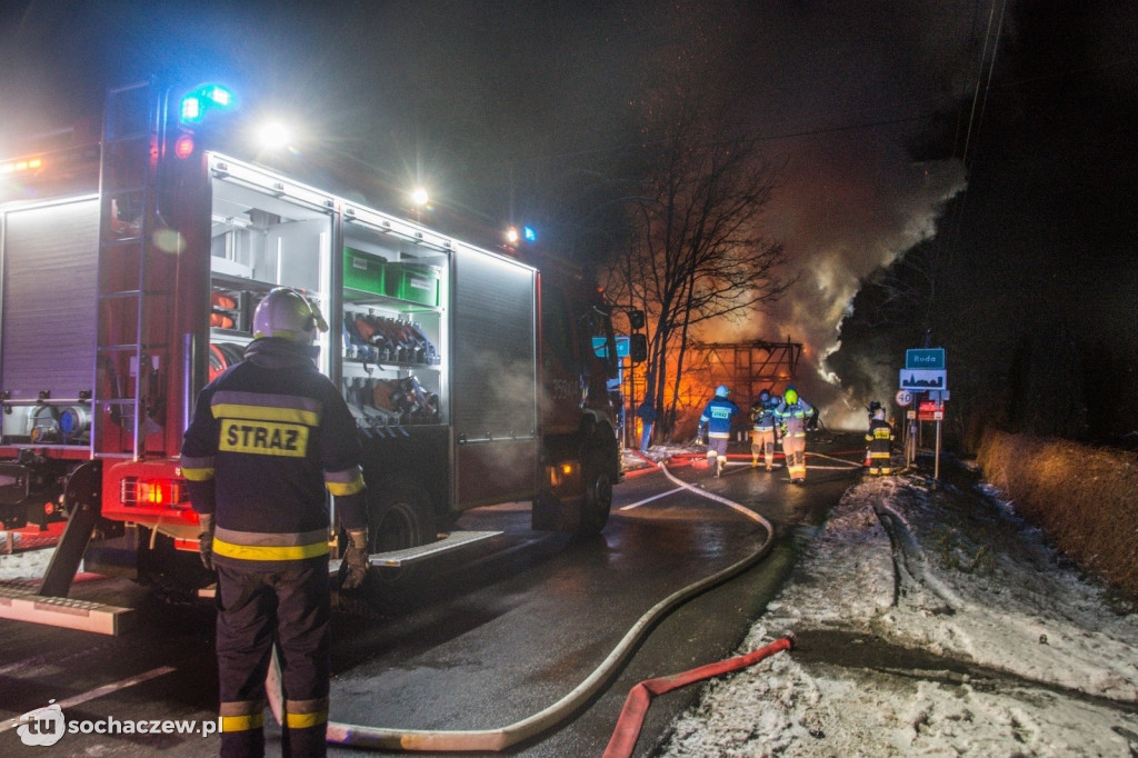 Spłonął drewniany młyn wodny nad Rawką