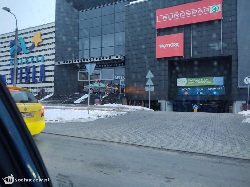 Autem po schodach do Galerii Wisła w Płocku