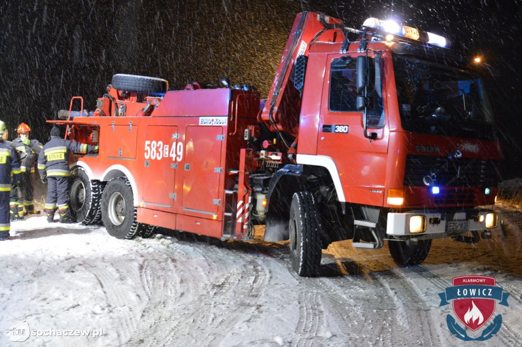 25-latek wjechał samochodem do stawu