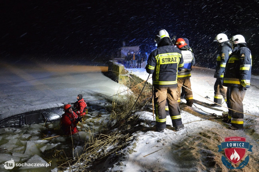 25-latek wjechał samochodem do stawu