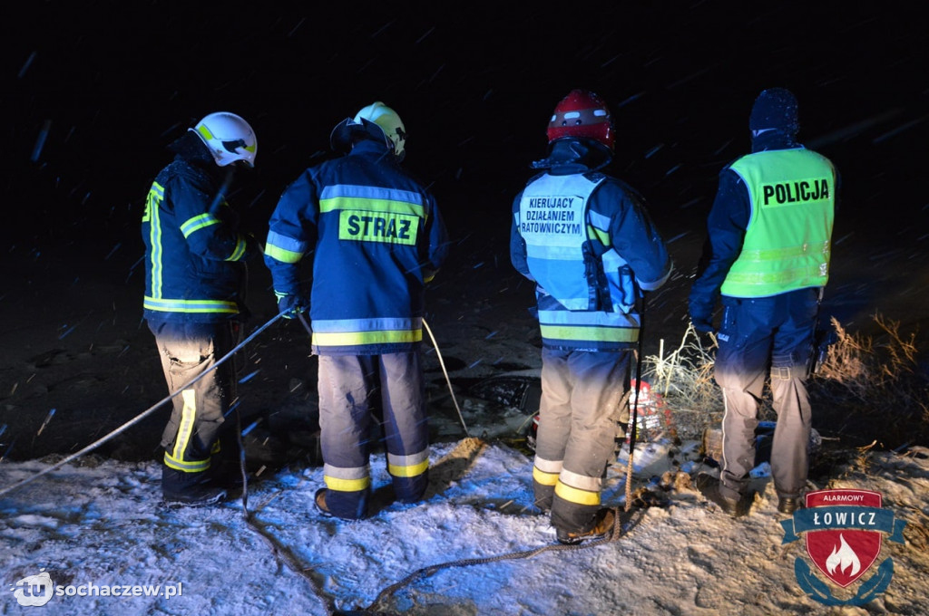 25-latek wjechał samochodem do stawu