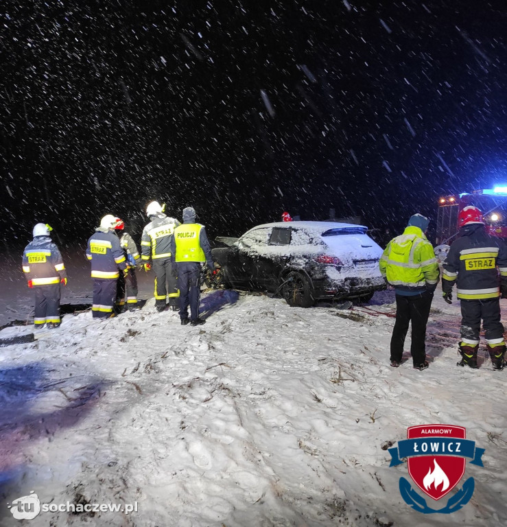 25-latek wjechał samochodem do stawu