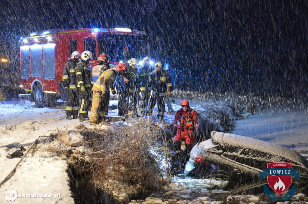 25-latek wjechał samochodem do stawu
