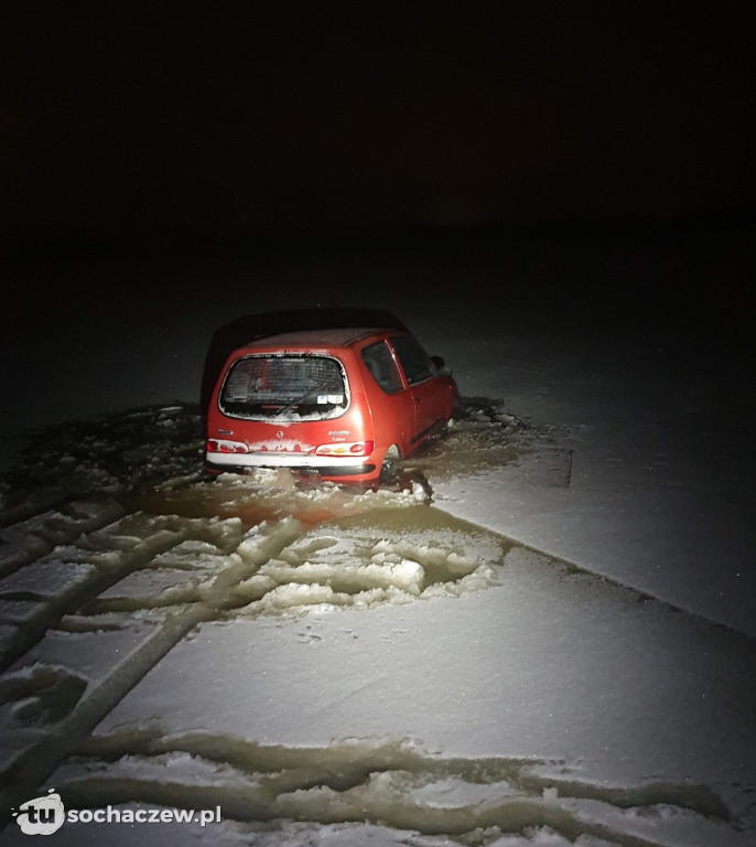 Fiat Seicento zatopiony w Bzurze