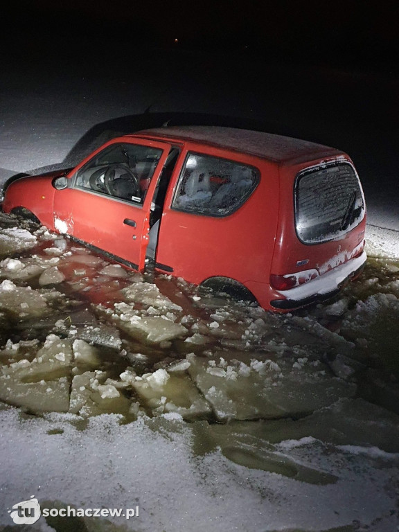 Fiat Seicento zatopiony w Bzurze
