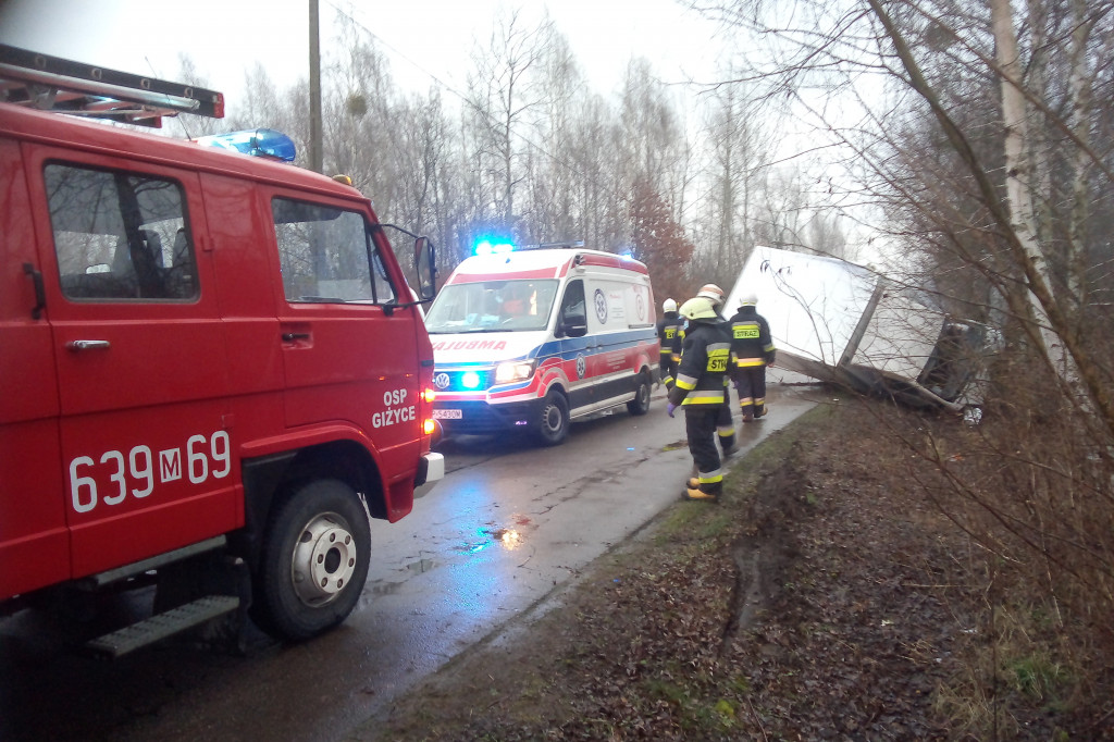 Henryków: bus wpadł w poślizg i uderzył w drzewo
