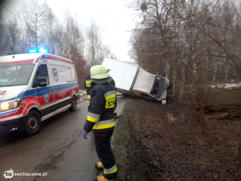 Henryków: bus wpadł w poślizg i uderzył w drzewo