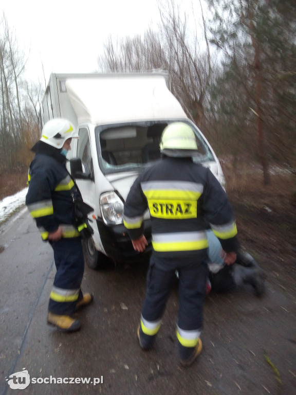 Henryków: bus wpadł w poślizg i uderzył w drzewo