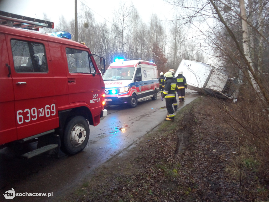 Henryków: bus wpadł w poślizg i uderzył w drzewo
