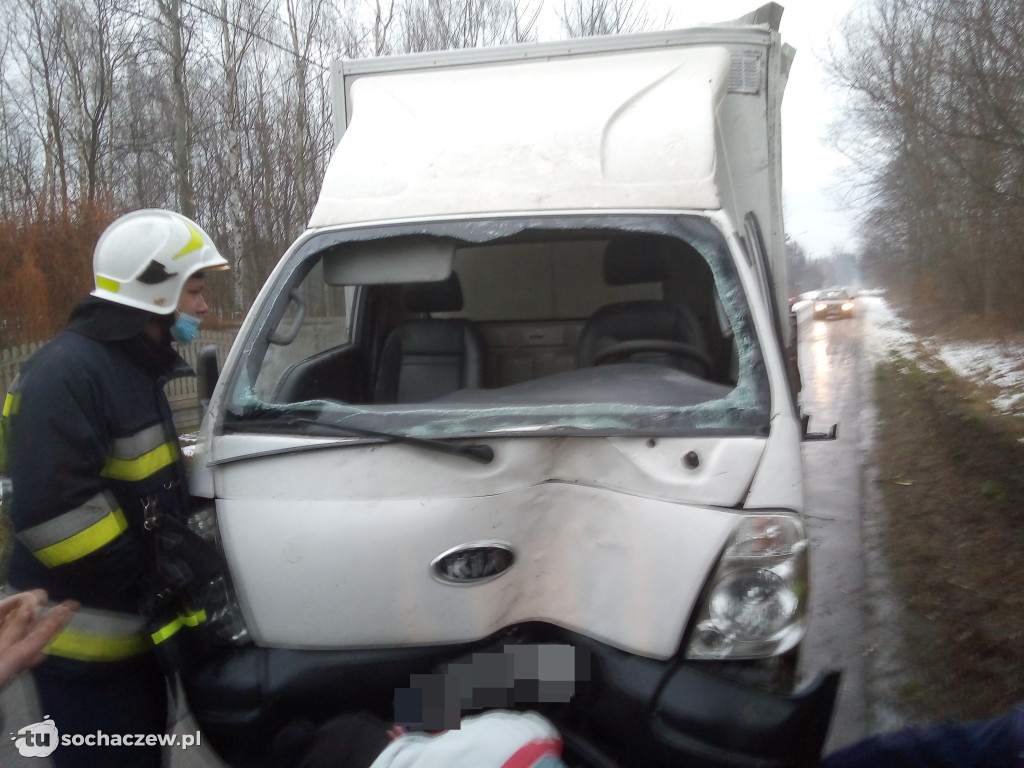 Henryków: bus wpadł w poślizg i uderzył w drzewo