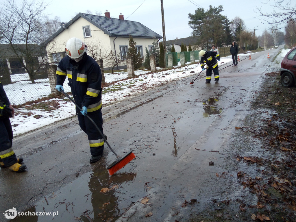 Henryków: osobówka uderzyła w drzewo