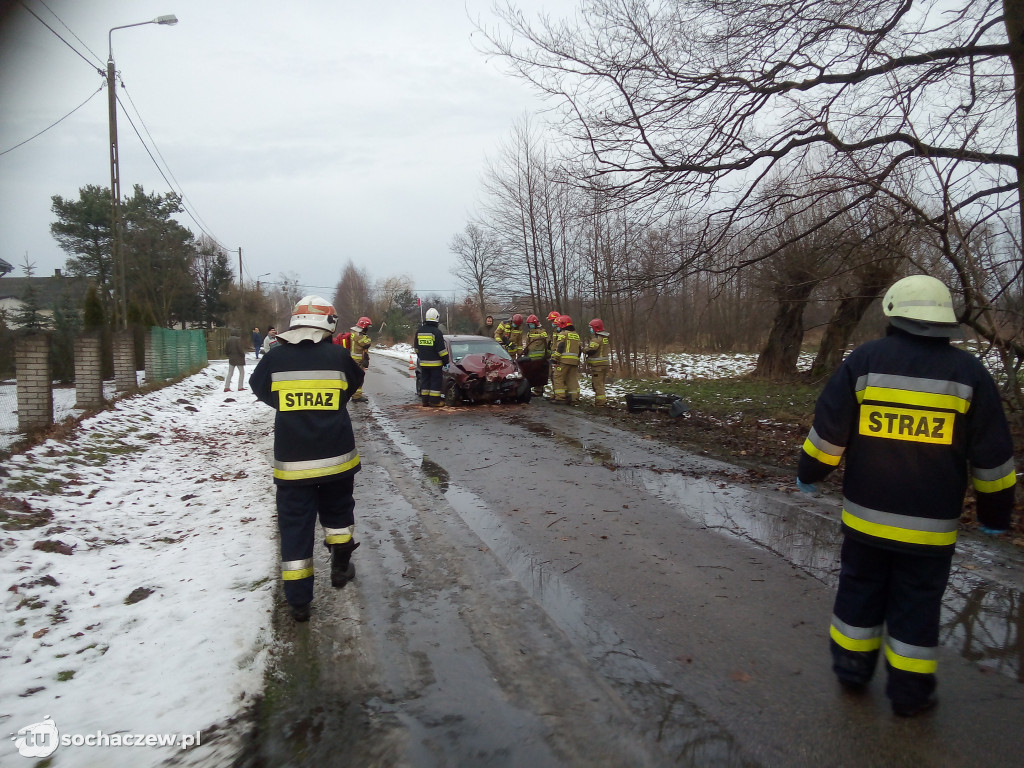 Henryków: osobówka uderzyła w drzewo