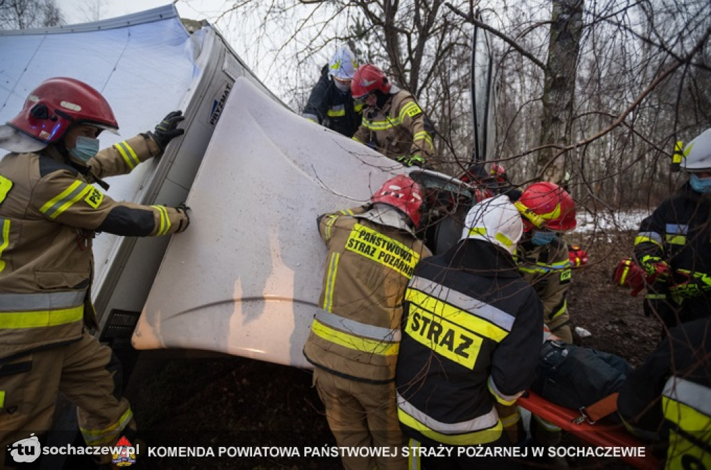 Henryków: bus wpadł w poślizg i uderzył w drzewo