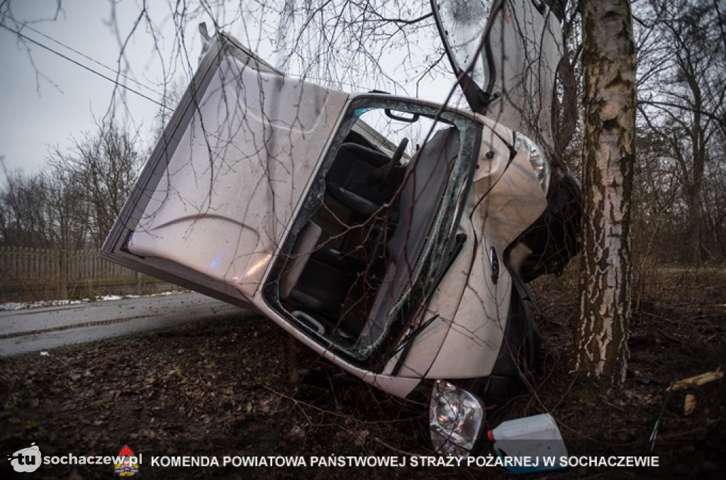Henryków: bus wpadł w poślizg i uderzył w drzewo