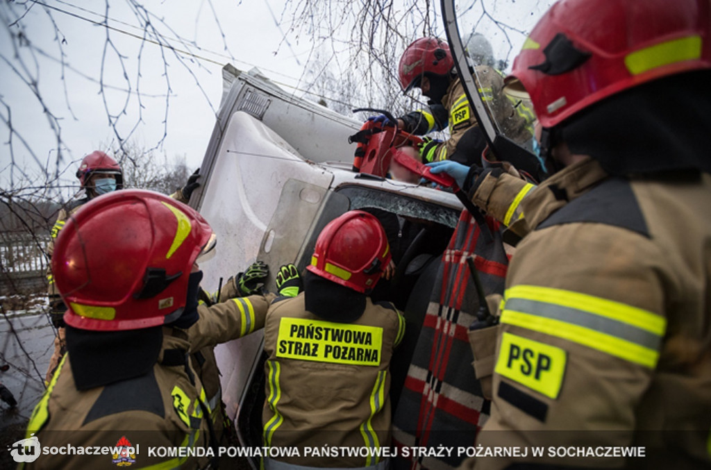 Henryków: bus wpadł w poślizg i uderzył w drzewo