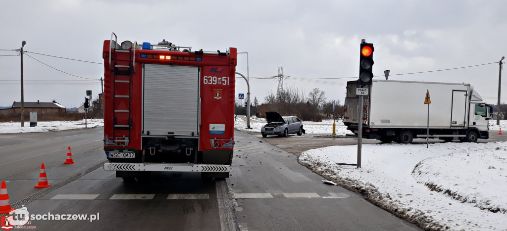 Młodzieszyn: na DK 50 ciężarówka wjechała w osobówkę