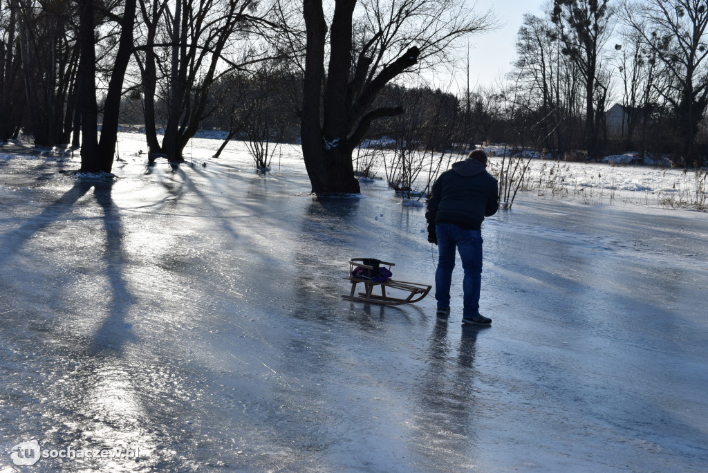 Bulwary nad Bzurą pod lodem