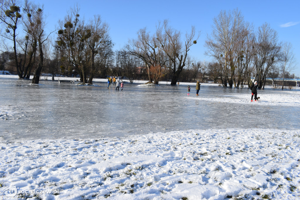 Bulwary nad Bzurą pod lodem