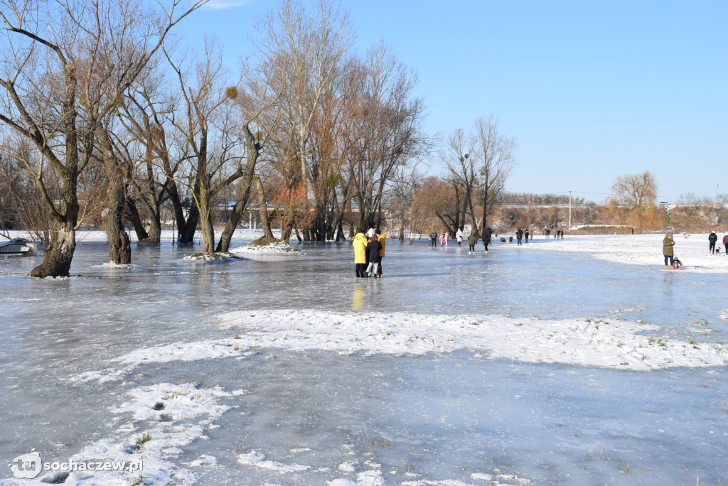Bulwary nad Bzurą pod lodem