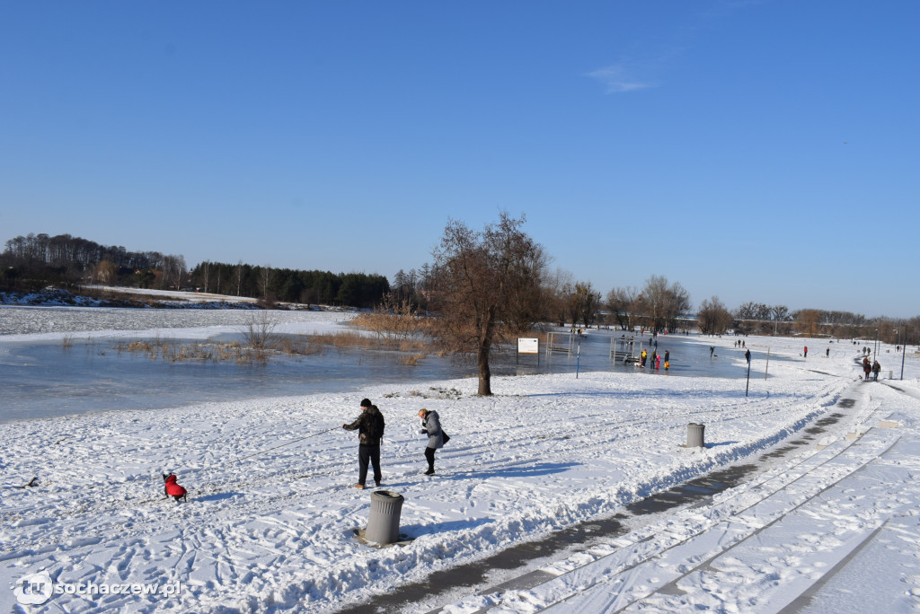 Bulwary nad Bzurą pod lodem