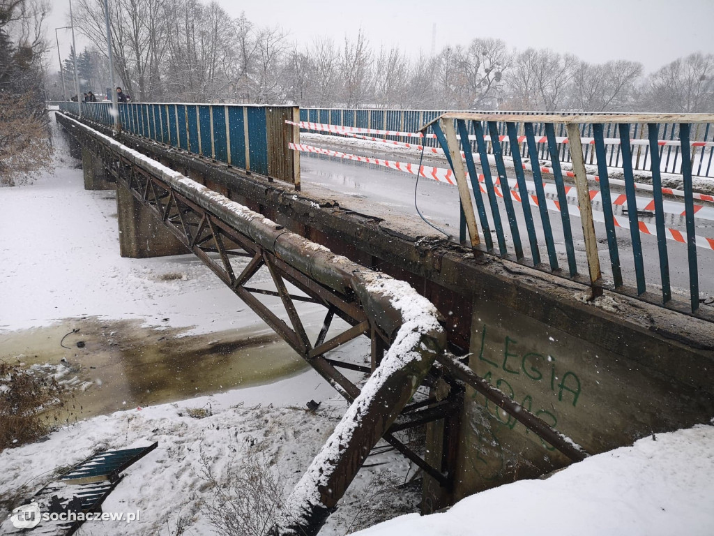 Wypadek na moście w Chodakowie. Samochód spadł do rzeki