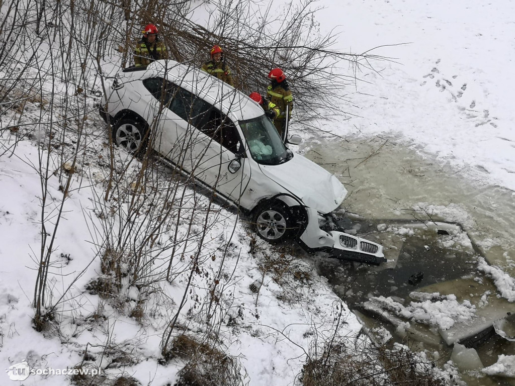 Wypadek na moście w Chodakowie. Samochód spadł do rzeki