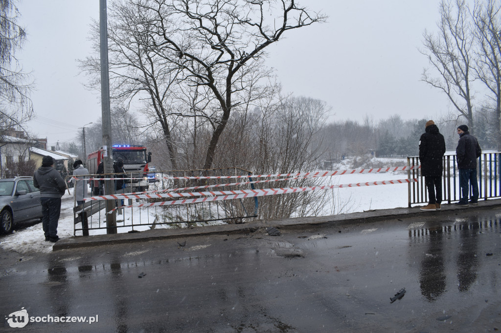 Wypadek na moście w Chodakowie. Samochód spadł do rzeki