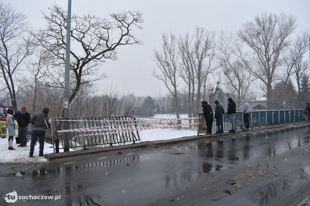 Wypadek na moście w Chodakowie. Samochód spadł do rzeki